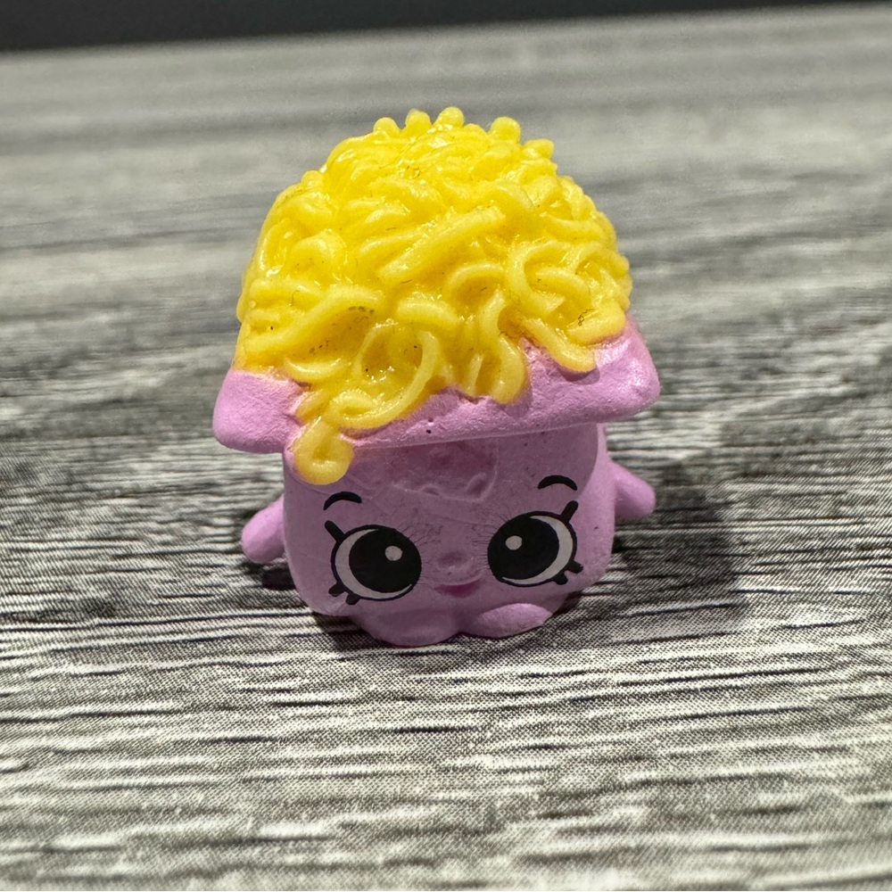 Shopkins | Family Food: Bella Mozzarella - Mini Collectable Figure